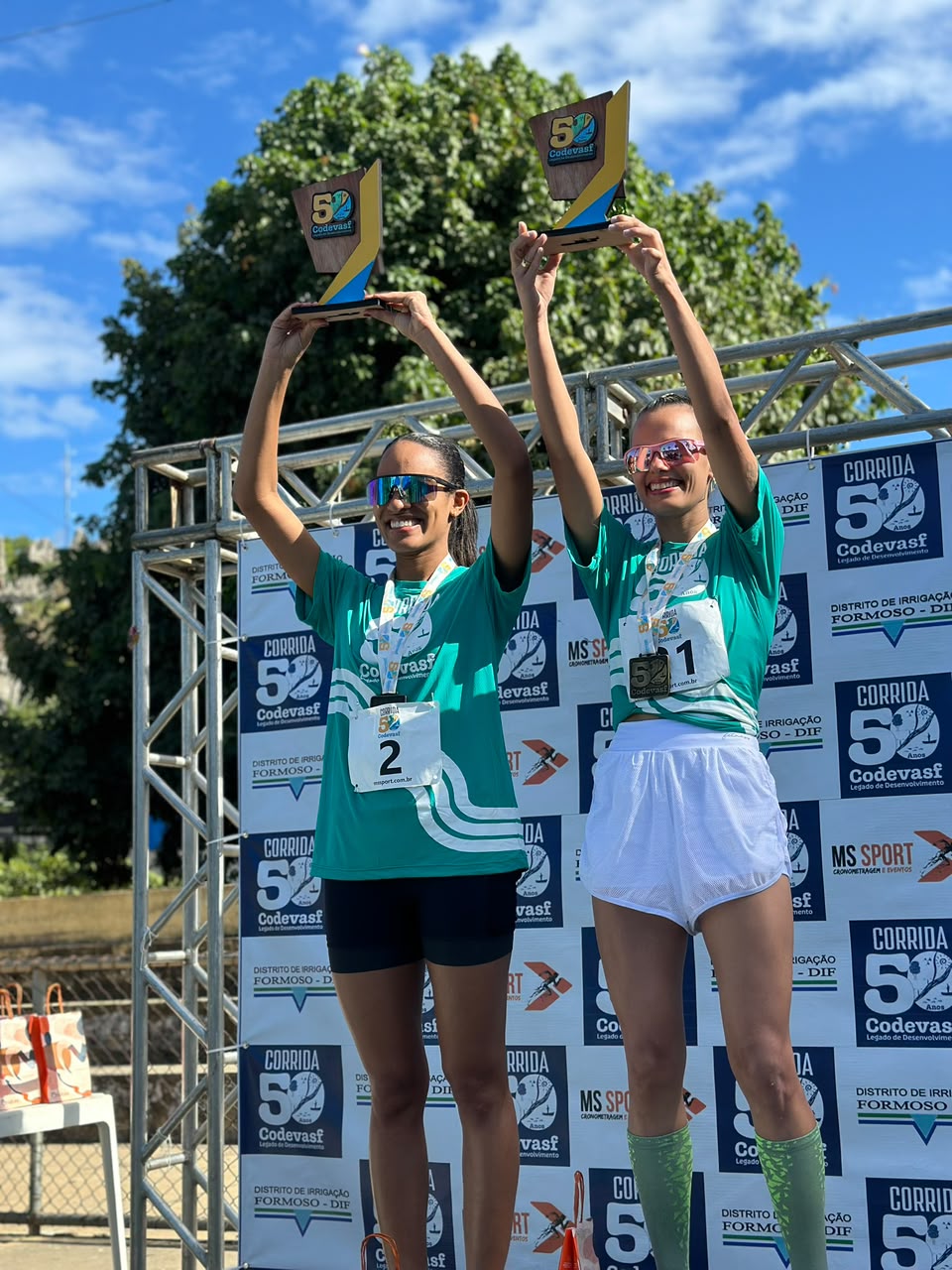 Troféus erguidos na Corrida Codevasf 50 anos