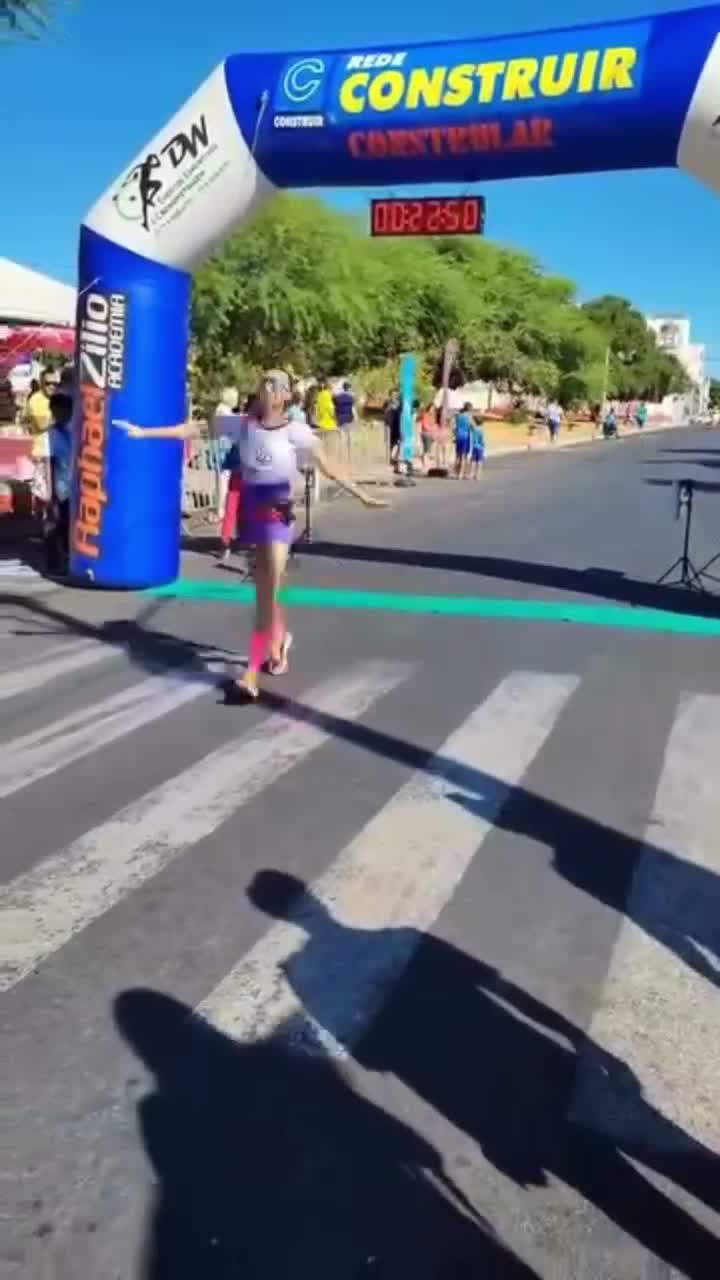 Pórtico de largada pronto — bastidores antes da prova