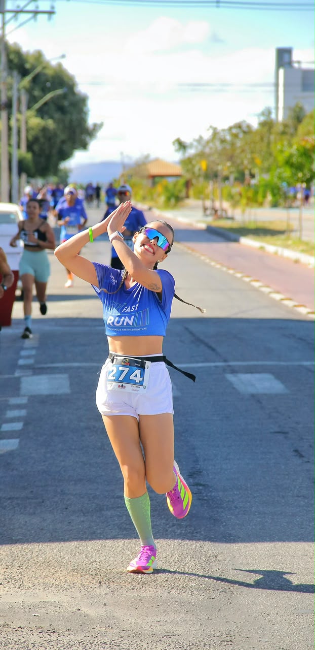 Prova de rua com sorriso no rosto